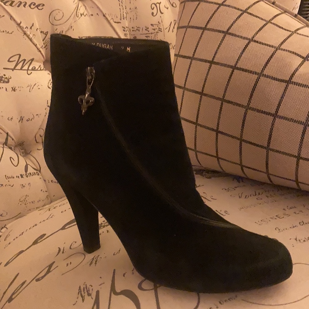 Donald J Pliner Black Suede Dugan Booties Size 9M 🖤🖤🖤 Easy entry & exit!